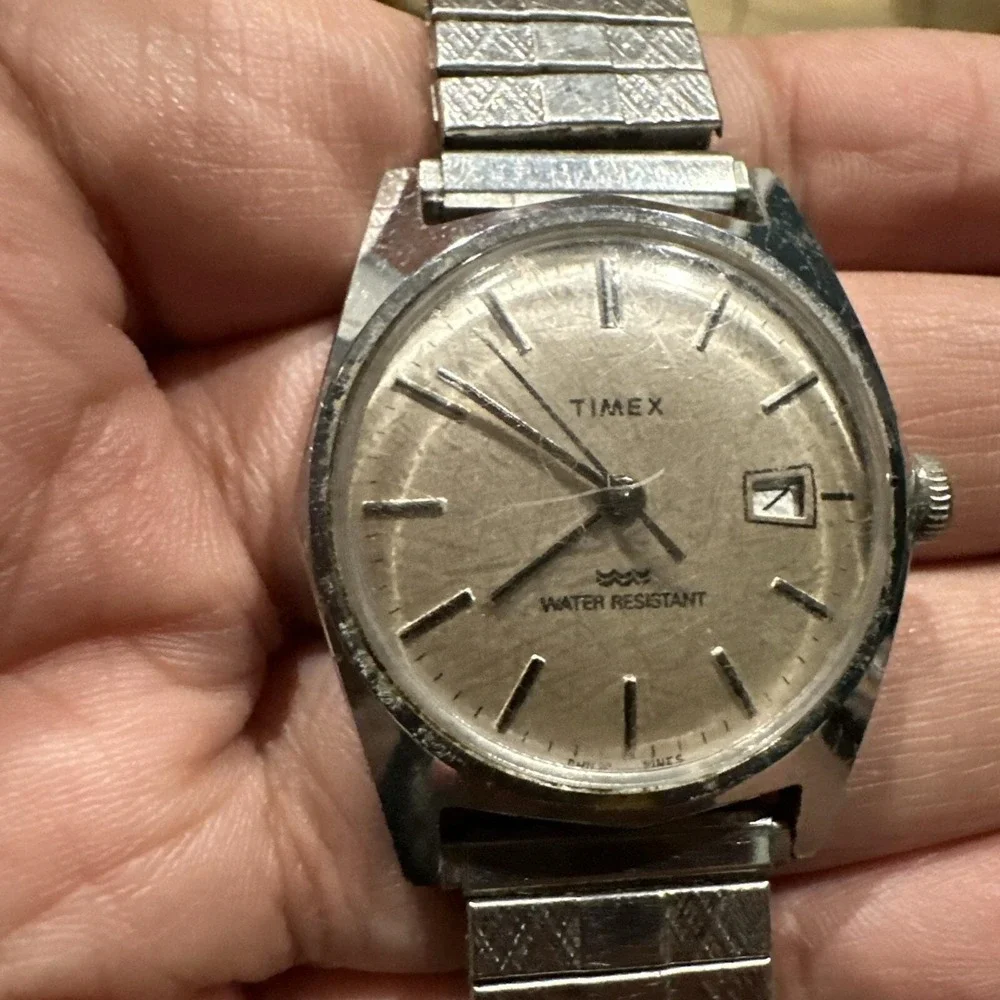 Running Vintage Timex‎ Mechanical Wristwatch Water Resistant Date Watch Silver